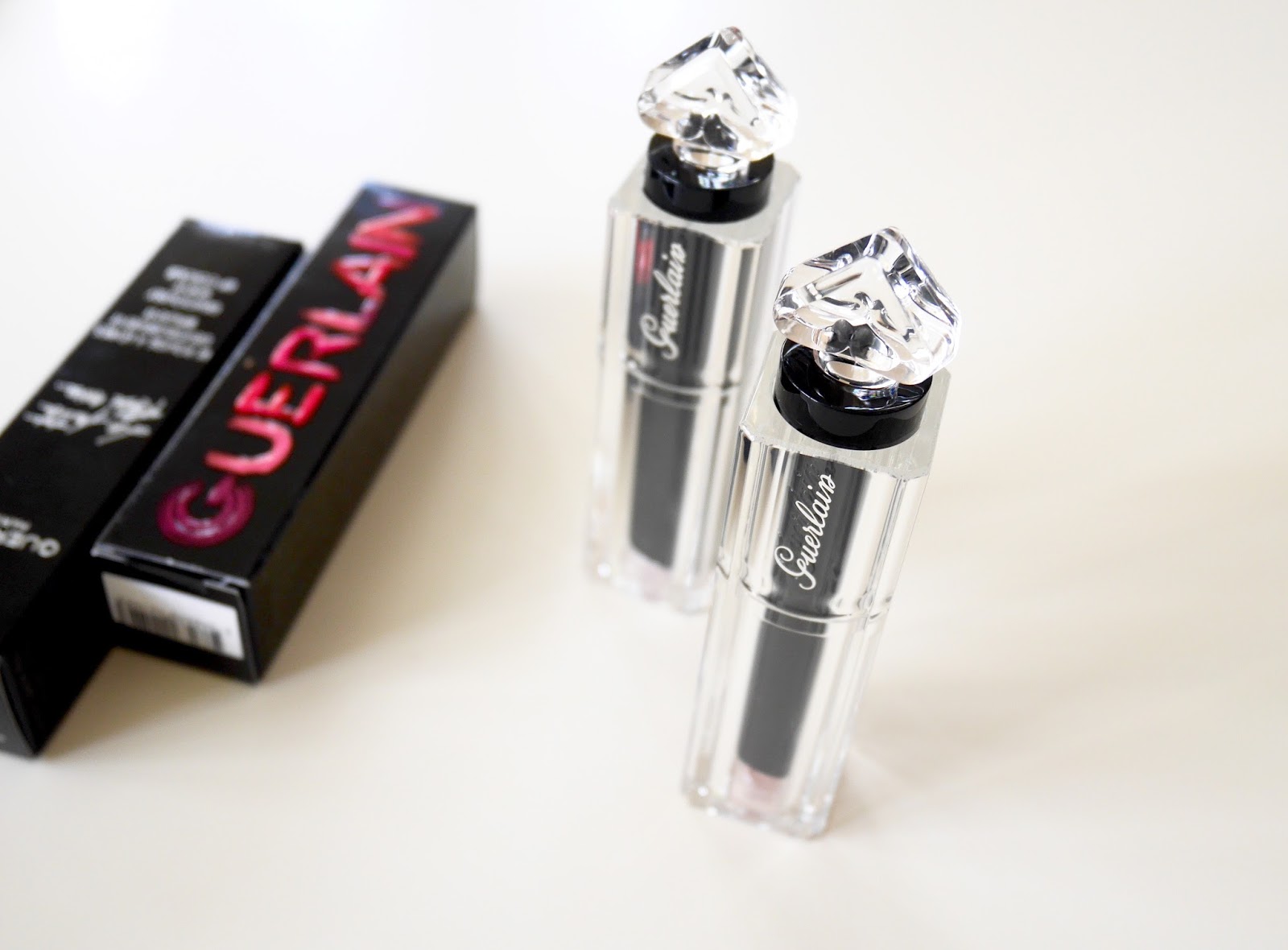 Lippenschminke mit dem Lippenstift Guerlain, La Petite Robe Noire
